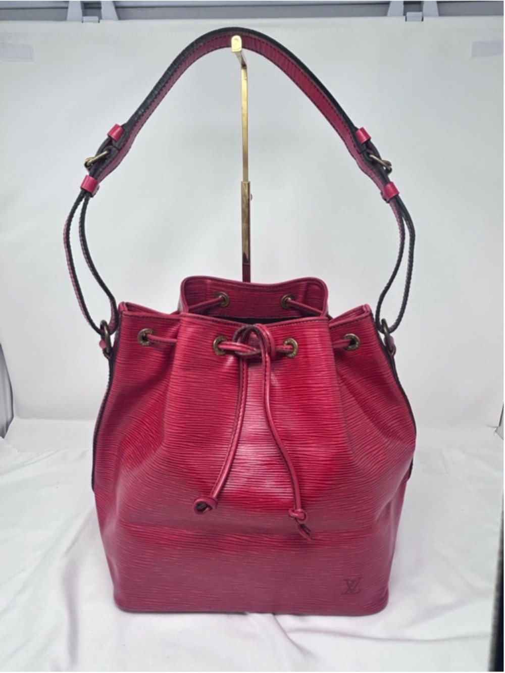 Louis Vuitton Epi Leather Noe Red Drawstring Shoulder Bag Black Interior - Picture 2 of 16